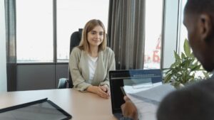 L'IA révolutionne le recrutement en 2026 : gains et pièges